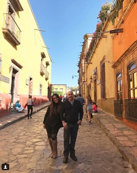 Tuvieron varios meses de relación telefónica mientras Lupillo concretaba el divorcio de su primer esposa, María Gurrola, por lo que Mayeli fue señalada como la culpable de dicha separación, aunque ella siempre lo ha negado.