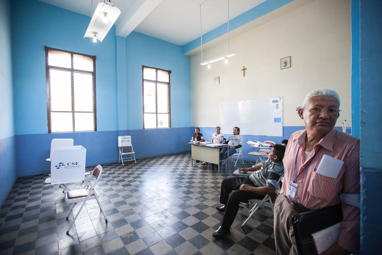 Miembros de mesa esperan la llegada de electores en el departamento de Niquinomo Masaya, Nicaragua, durante los comicios del 6 de noviembre. Al término de esta jornada se registró una abstención del 70%.
