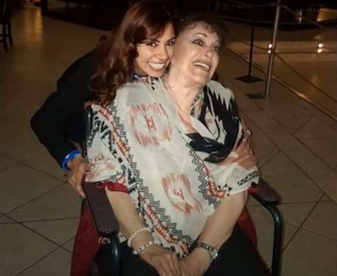 El 1 de junio la cuenta de Instagram @LuchaVilla1936, que presuntamente maneja la familia de la legendaria cantante de regional mexicano, compartió una fotografía donde aparece junto a una de sus grandes amigas.