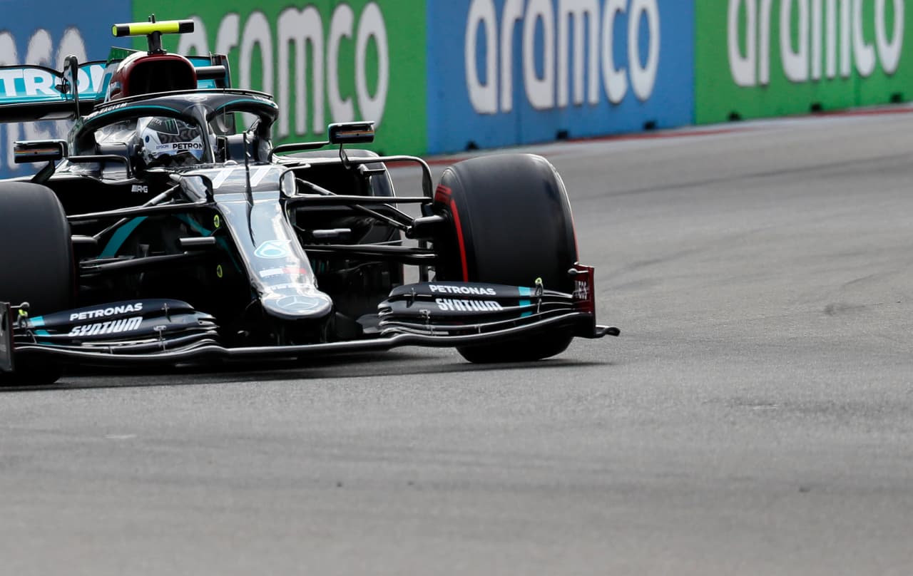 Verstappen y Bottas saldrán en la segunda y tercera posición, respectivamente. Ricciardo, Sainz, Ocon, Norris, Gasly y Albon, completan los primeros 10; Stroll arrancará en 13.