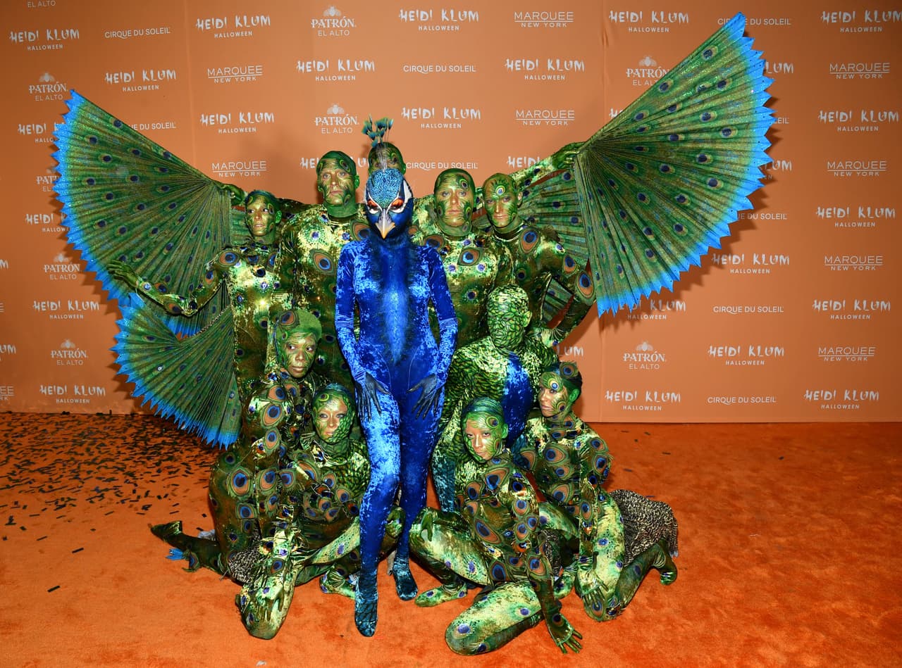 Heidi Klum con los integrantes del Cirque Du Soleil formando a un pavo real.