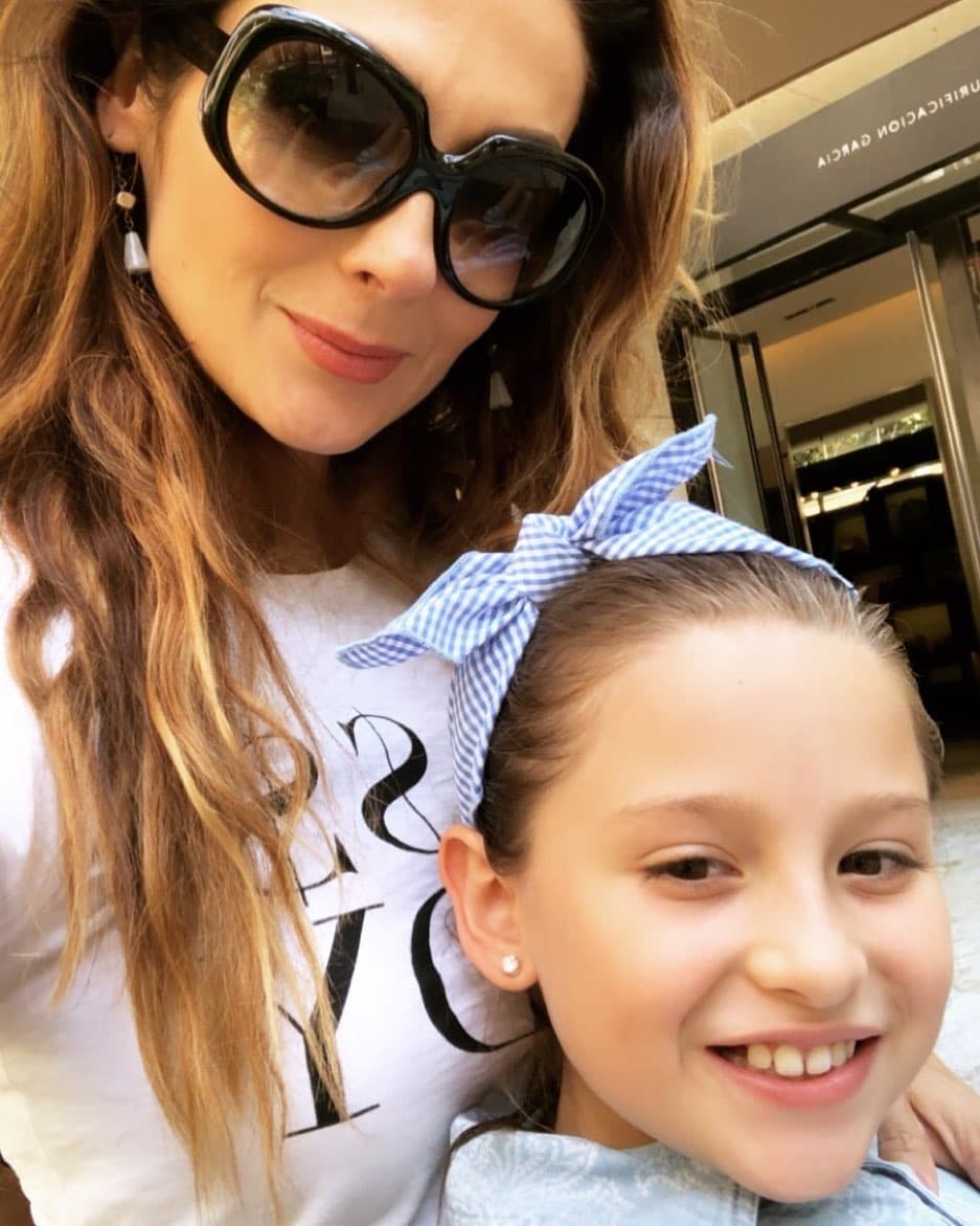 Para el año 2008, la actriz se casó de nueva cuenta, ahora con Mauricio Becker, 
<b>padre de su hija Scarlett</b>. La pareja se separó en el año 2012, pero Salinas no contó con que su segundo ex se uniría a Miguel Borbolla para testificar en su contra en la batalla por la custodia de su primogénito. 
<br>