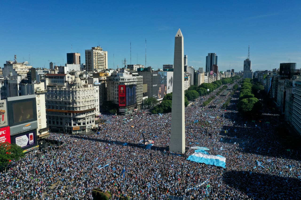 Cientos de miles de personas se juntaron masivamente alrededor del Obelisco de Buenos Aires para celebrar la victoria de su equipo en la final del Mundial de Qatar, en la que Argentina se enfrentó a Francia. Los albicelestes ganaron 4-2 en la tanda de penales tras un cardiaco partido que terminó con un empate a tres.