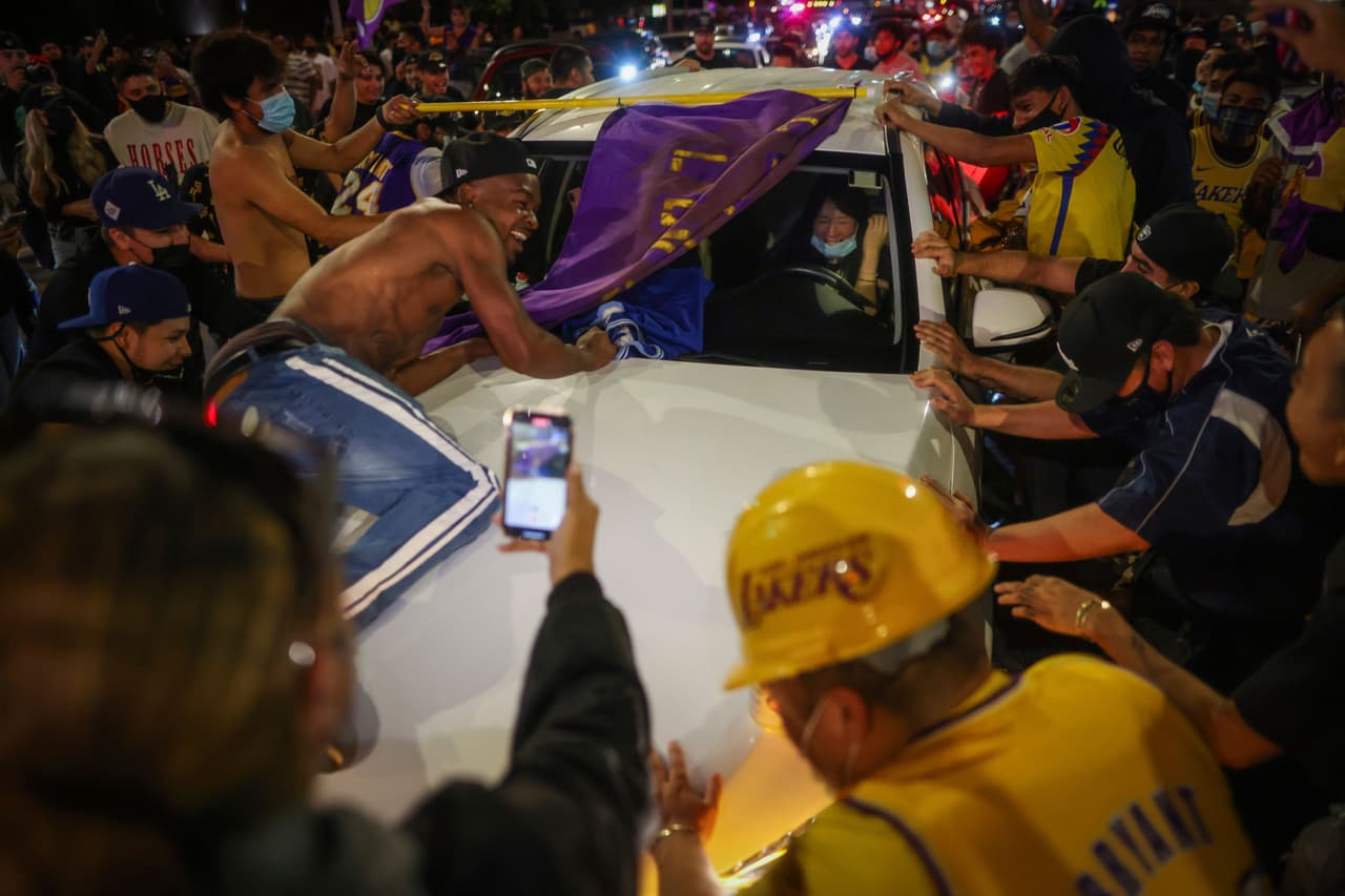 Sin importar las medidas sanitarias, fanáticos se reunieron para rendir tributo a su equipo tras 10 años de no ser campeón. Finalmente LeBron y compañía, consiguen un título más y se lo dedican a Kobe Bryant.