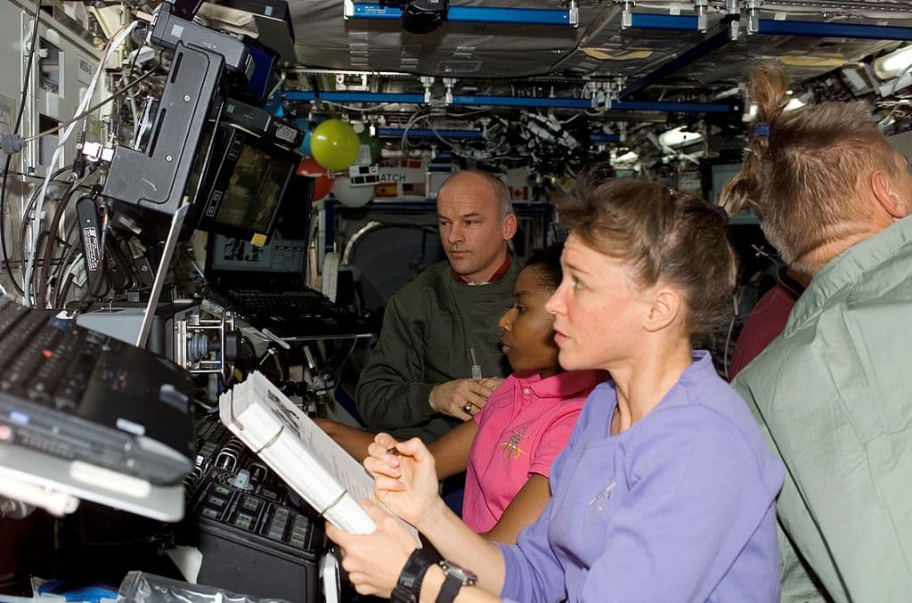 Desarrollo de tratamientos médicos para el alzheimer, el parkinson, cáncer y asma. Las células cultivadas en la EEI crecen mejor que las de la Tierra y pueden ayudar a probar nuevos tratamientos contra el cáncer.