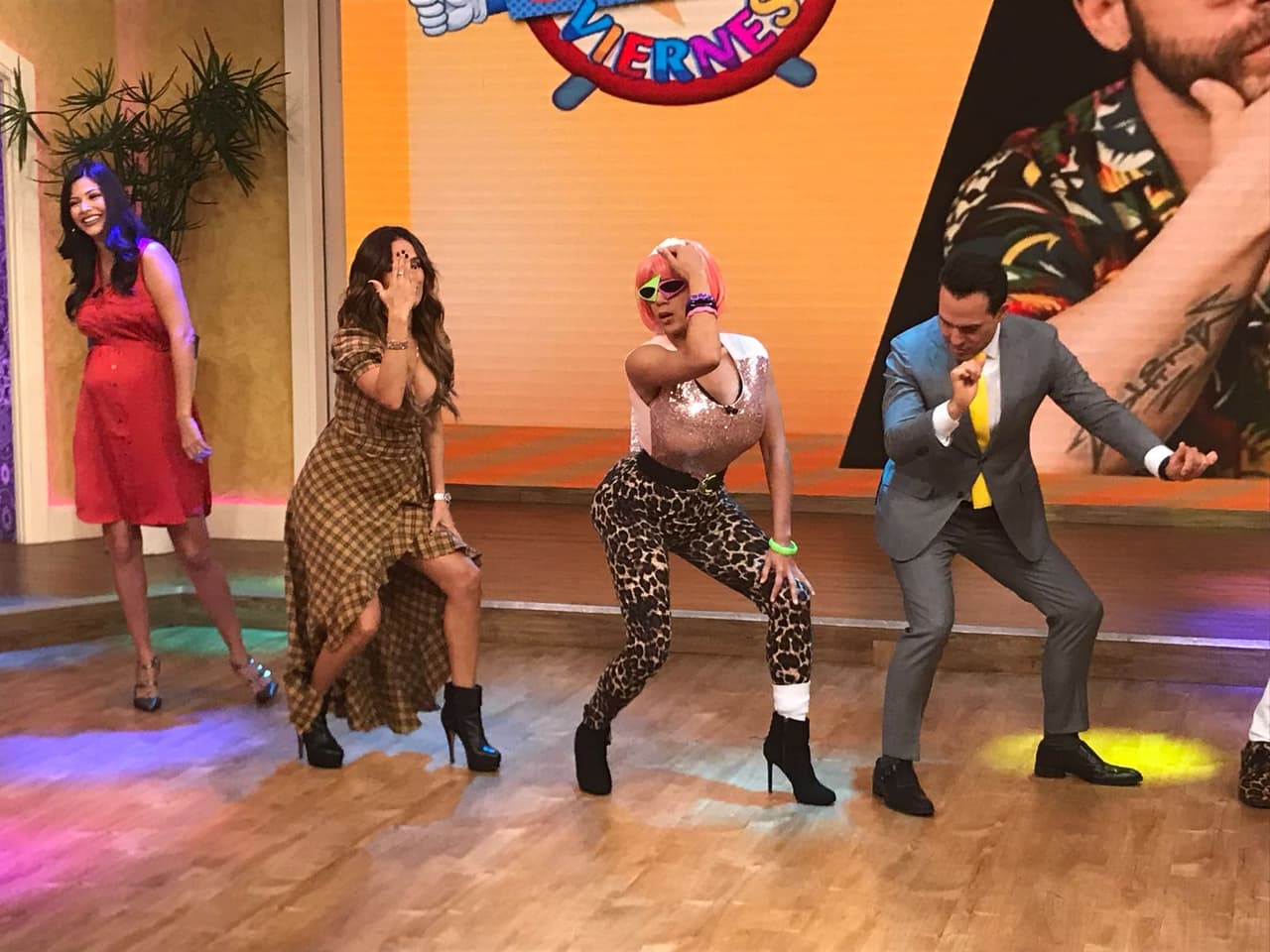 Yazmín le pidió que imitara todos sus movimientos, para que pudiera bailarle a su esposo.
