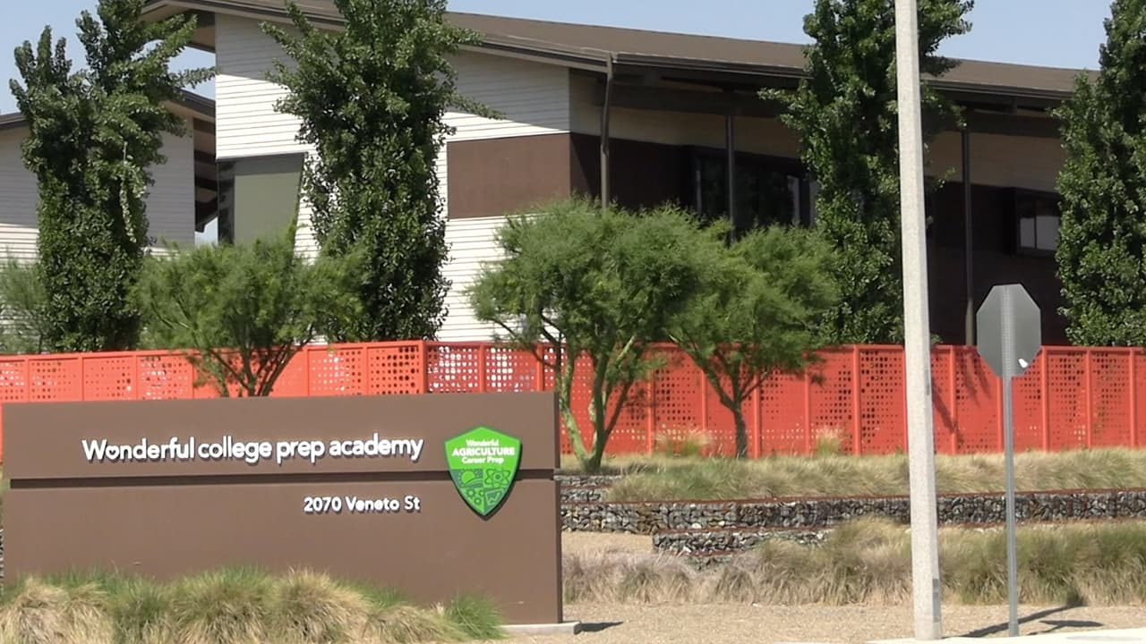Desde el 6to grado estudió en la escuela
<b>Wonderful College Prep Academy,</b> de Delano, donde con dedicación y esfuerzo, y constante apoyo de profesores y mentores logró su meta: ir a la universidad.
