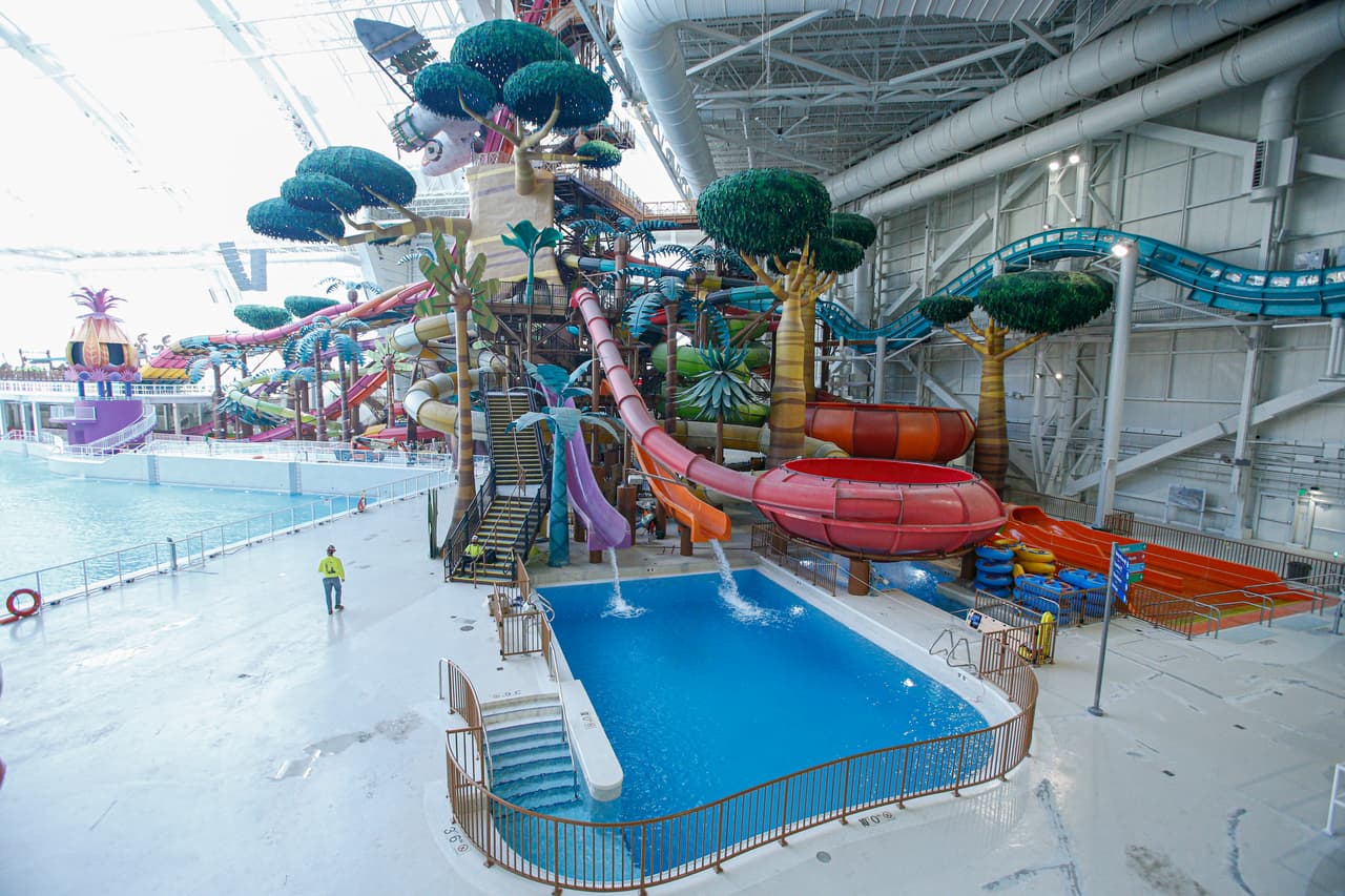 Helicóptero decorativo cae y hiere a 4 personas en parque del American Dream Mall