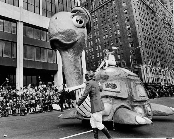En 1927, los animales fueron remplazados por los ahora famosos globos gigantes y carros alegóricos con personajes que han marcado generaciones.
<br>