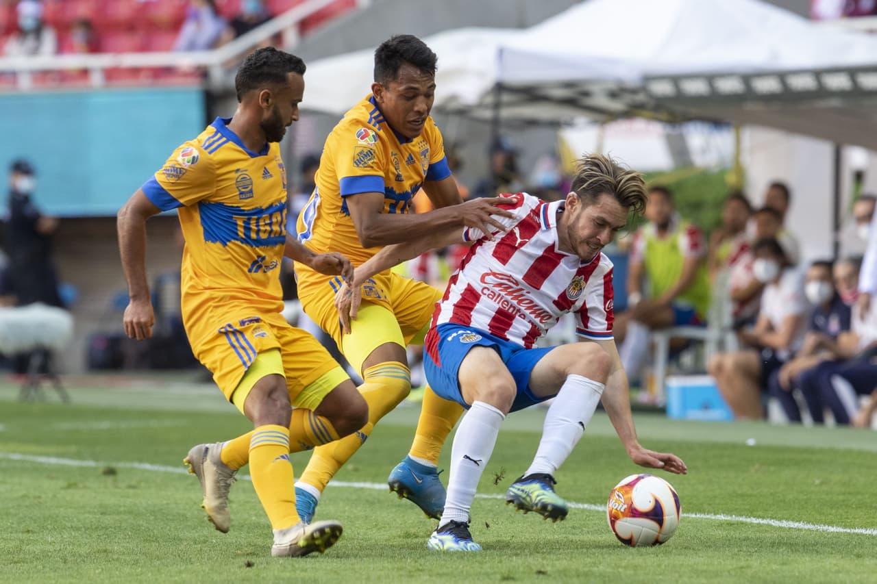 Chivas no pudo con un diezmado Tigres y jugará Repechaje de visita