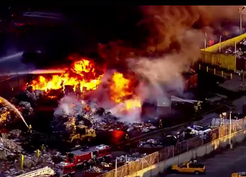 Combaten fuerte incendio en centro de reciclaje en LA