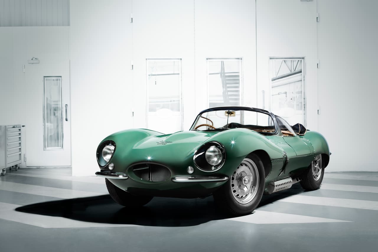 El equipo de ingeniería de Jaguar Classics construyó este ejemplar mostrado por primera vez en el Auto Show de Los Angeles, del Jaguar KXSS como salvo inicial de lo que será una producción total de 9 unidades construidas según las especificaciones exactas del modelo diseñado en 1957.
<br>