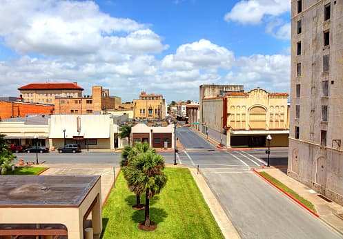 <b>Brownsville, Texas</b> 
<br>
<i>Ocupa el puesto número 1 en la lista.</i>
<br>
<br>Porcentaje de población 18-24: 12% 
<br>Renta mensual promedio: $858 
<br>Costo anual de comestibles: $2,176.13 Costo anual de atención médica: $984.21 Costo anual de transporte: $2,826.80 
<br>Costo anual de servicios públicos: $1,679.02 
<br>Costo anual de necesidades: $17,962.15 Dinero sobrante después de las necesidades: $11,957.85