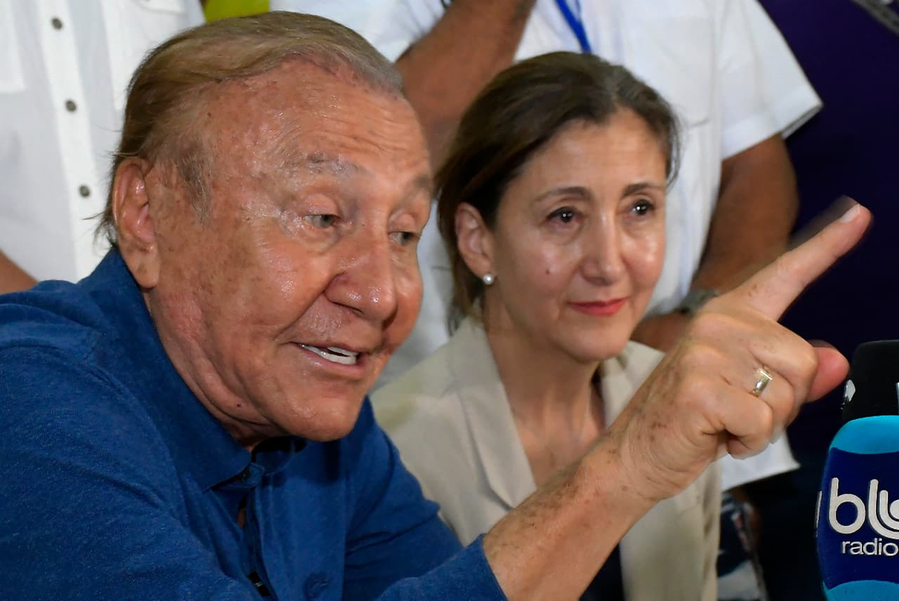 El candidato presidencial independiente de Colombia, Rodolfo Hernández (izquierda), habla junto a la excandidata presidencial Ingrid Betancourt. Hernández es un
<i>outsider:</i> un empresario independiente de 77 años que es muy complicado de ubicar en el espectro político de izquierdas o derechas.
<br>
<br>La aspirante franco-colombiana
<b>Ingrid Betancourt, exrehén de las antiguas FARC, se unió a su campaña el viernes. </b>