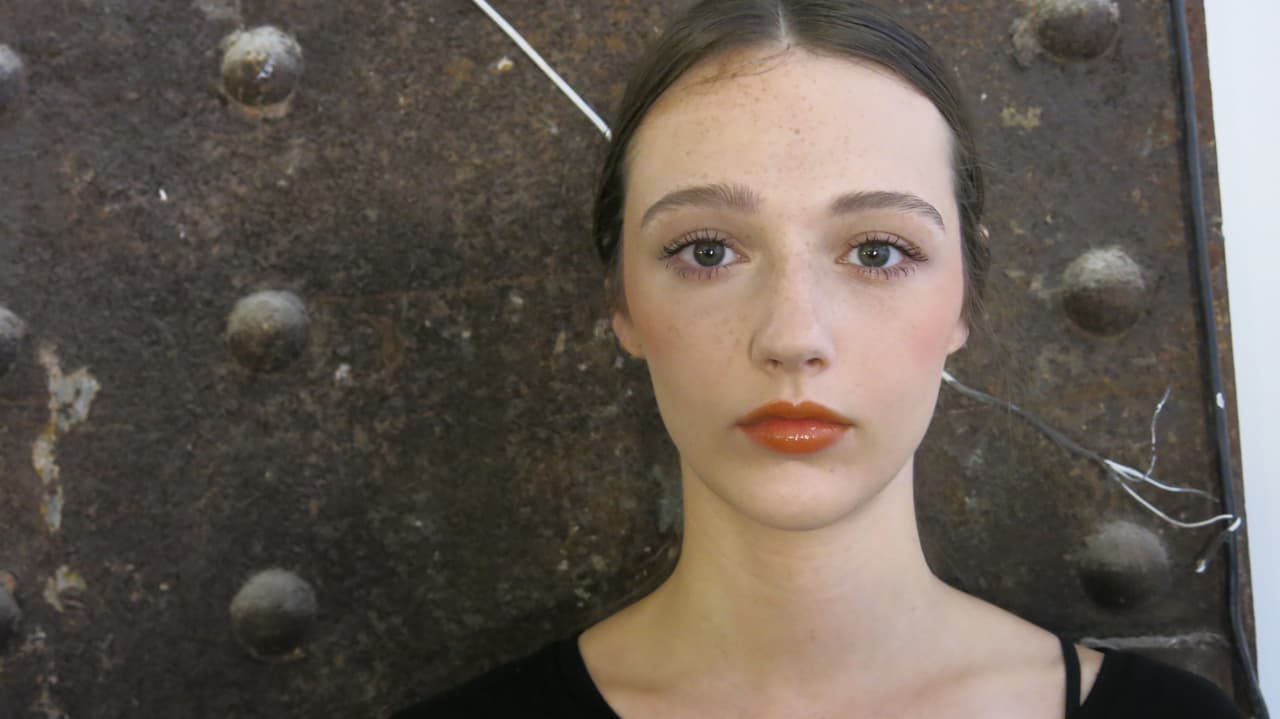 No todas las modelos llevaron flores, lo que si es una constante es la frescura en la piel.