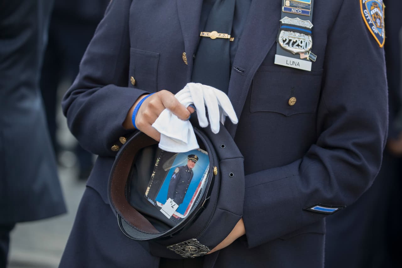 Miles de policías se unieron a la madre, nueve hermanos y tres hijos de Familia en la iglesia World Changers de El Bronx. Una de sus hermanas ofreció un sentido discurso en el que dijo que el mensaje que dejó la policía es "el amor". "Miosotis vivió por nosotros, esto tiene que parar. Si ven a un policía vestido azul abrácenlo y agradézcanle", dijo. (Mary Altaffer/AP)