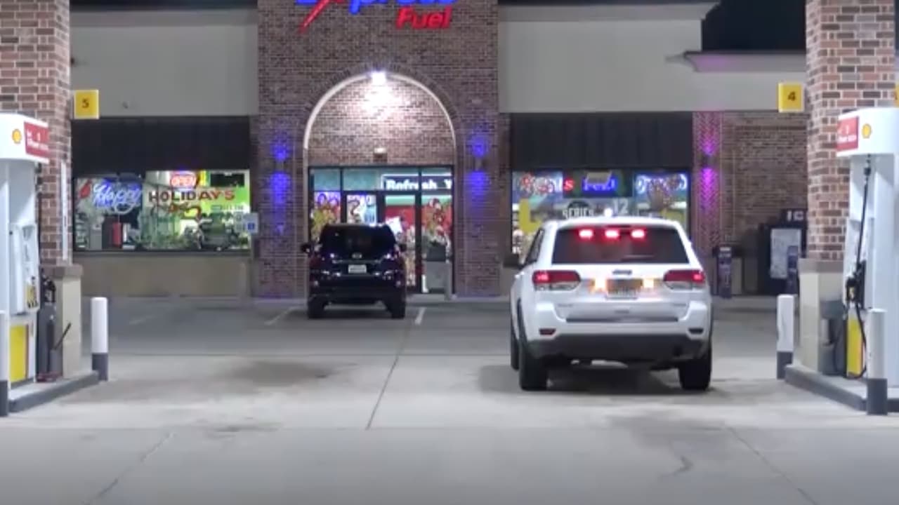 El hombre intentó impedir el robo y fue apuñalado en múltiples ocasiones con un cuchillo, indicaron las autoridades