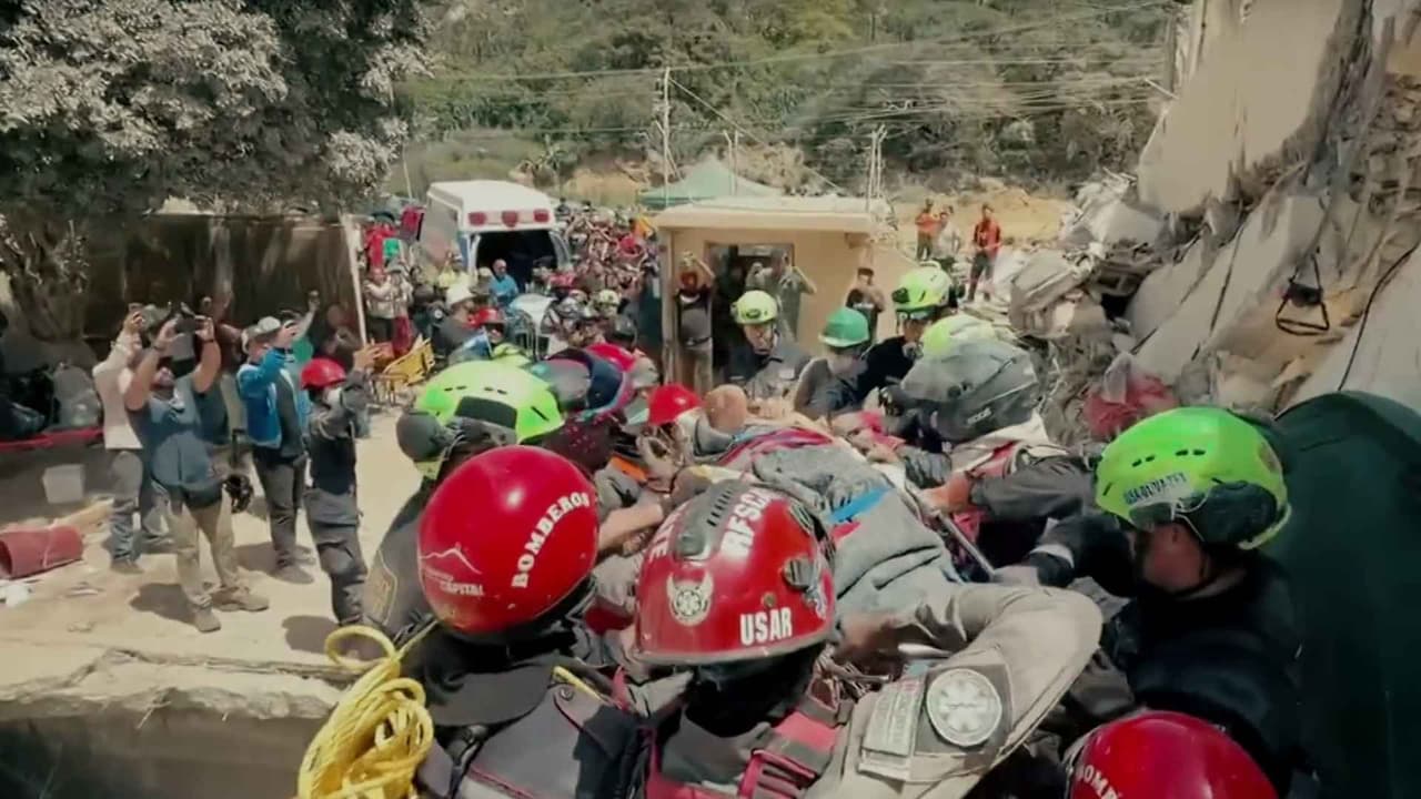 Rescates milagrosos devuelven la esperanza tras sismos en Venezuela
