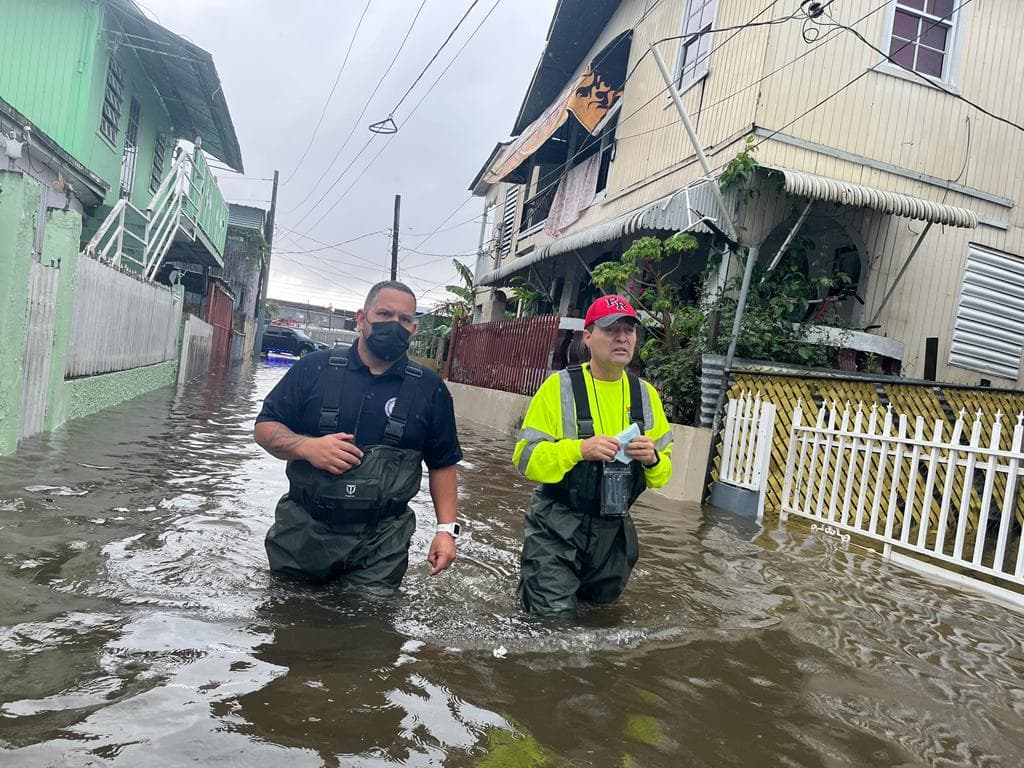 El alcalde de Cataño, Julio Alicea Vasallo (a la derecha), recorrió la barriada Juana Matos, que fue una de las más afectadas en el municipio.