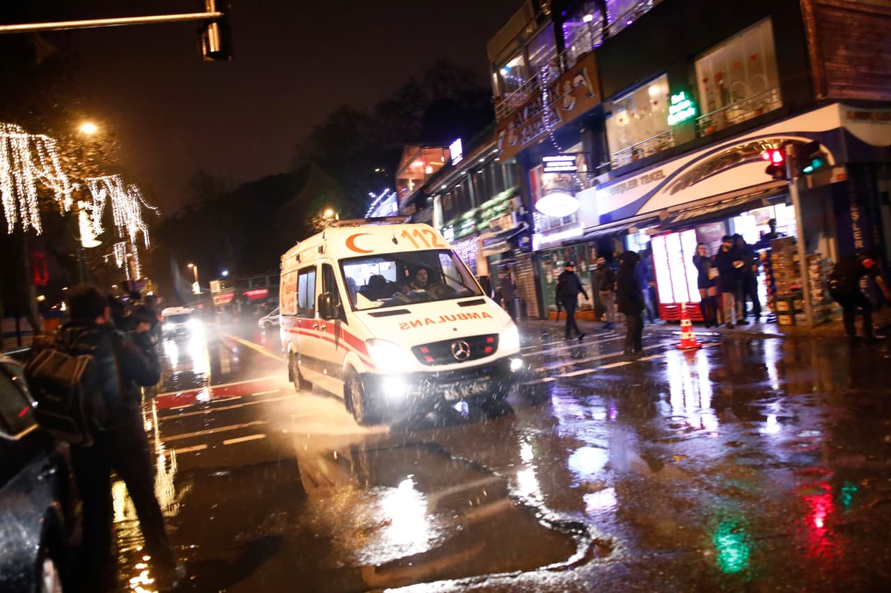 Una ambulancia se dirige al lugar de los hechos en la madrugada del 1 de enero en Estambul.