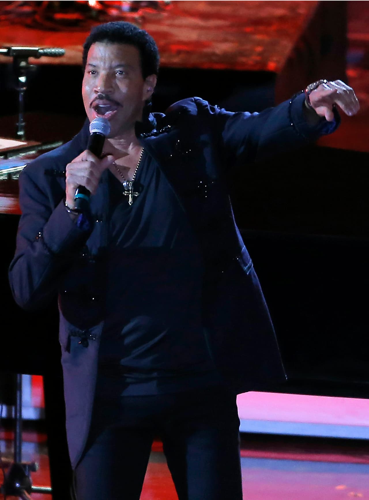 Por supuesto, 'Say You, Say Me', 'Hello' y 'All night long' no pudieron faltar en el repertorio, pero Richie cerró su noche con 'We Are The World', en homenaje a Michael Jackson.