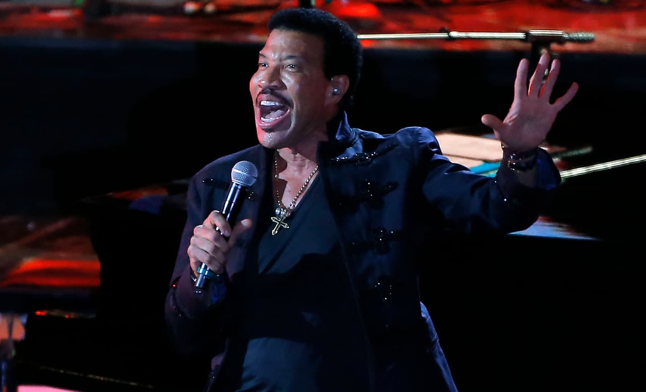 La cuarta jornada del Festival de Viña del Mar se llenó de nostalgia con los éxitos de Lionel Richie.