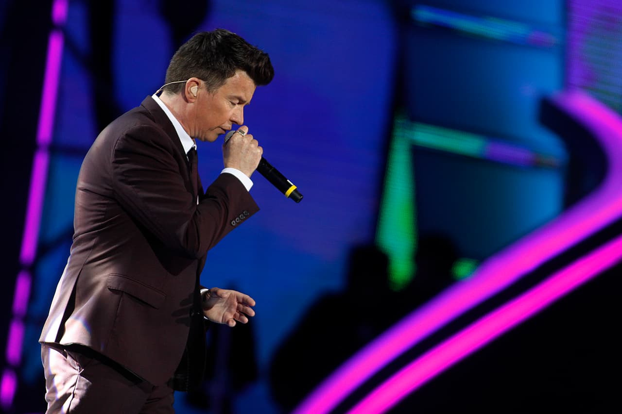 Tan jovial como siempre, Rick revivió la nostálgica etapa de la década de los ochenta al interpretar 'Together forever'.