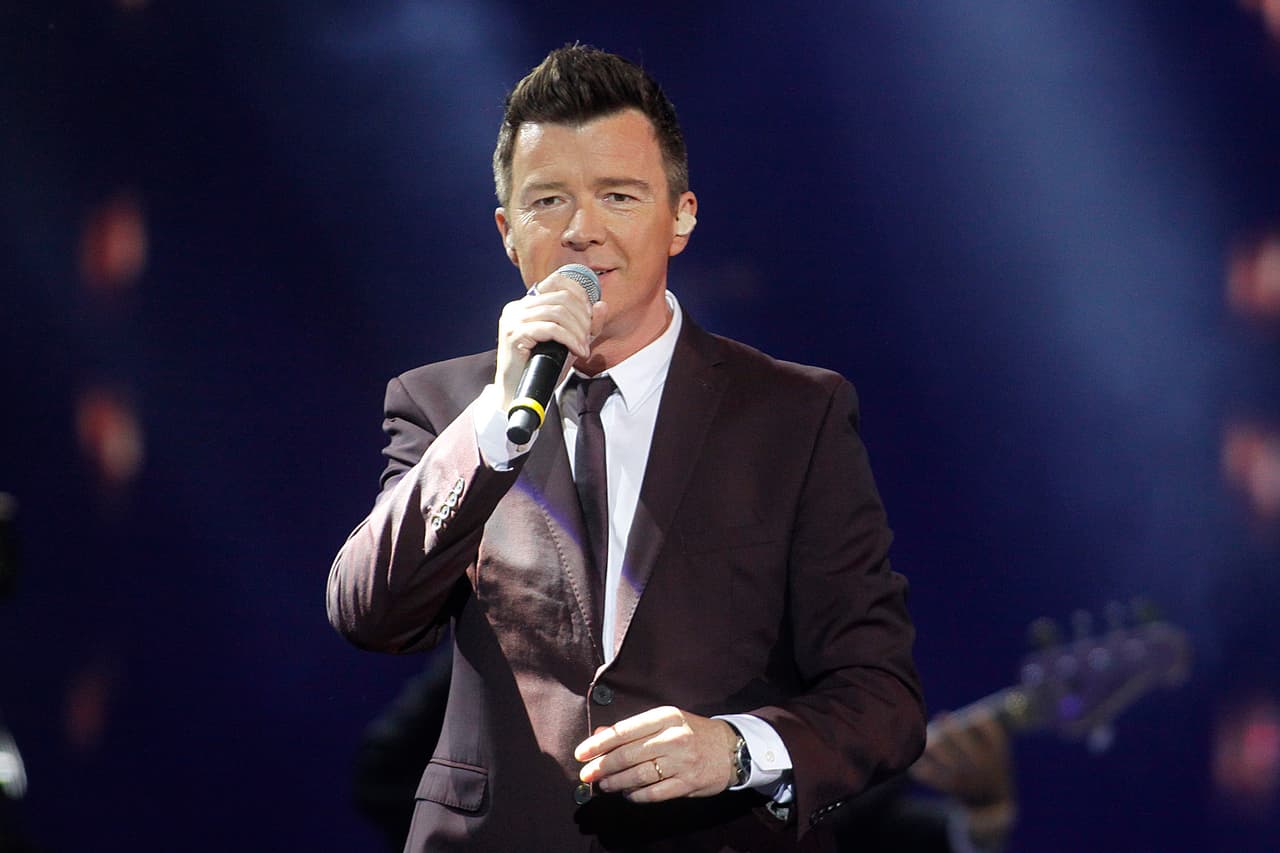 Astley tampoco se olvidó de cantar sus clásicos 'It would take a strong strong man', 'She wants to dance with me', 'Keep singing', 'Don’t say goodbye' y 'Take me to your heart'.