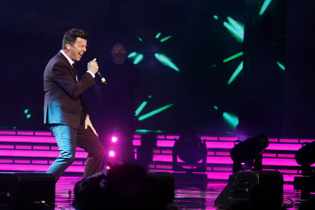 Siguiendo el orden de artistas internacionales, también se incluyó en el cartel al británico Rick Astley .