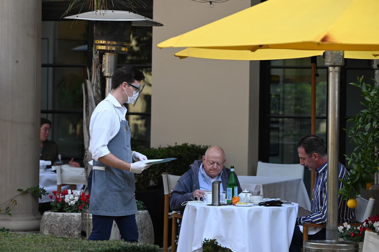 Sin embargo, a partir de este miércoles 25 de noviembre, a las 10 pm, los restaurantes deben volver a limitar sus servicios, pese a las inversiones que realizaron y que aún no recuperan.