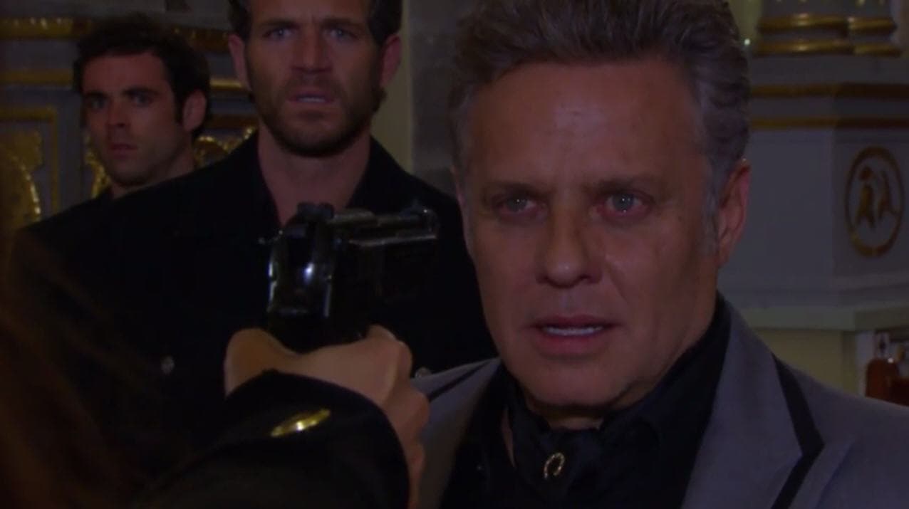 Severiano Mendoza (Alexis Ayala) aparece en pantalla violando a su esposa por negarse a tener relaciones íntimas con él.