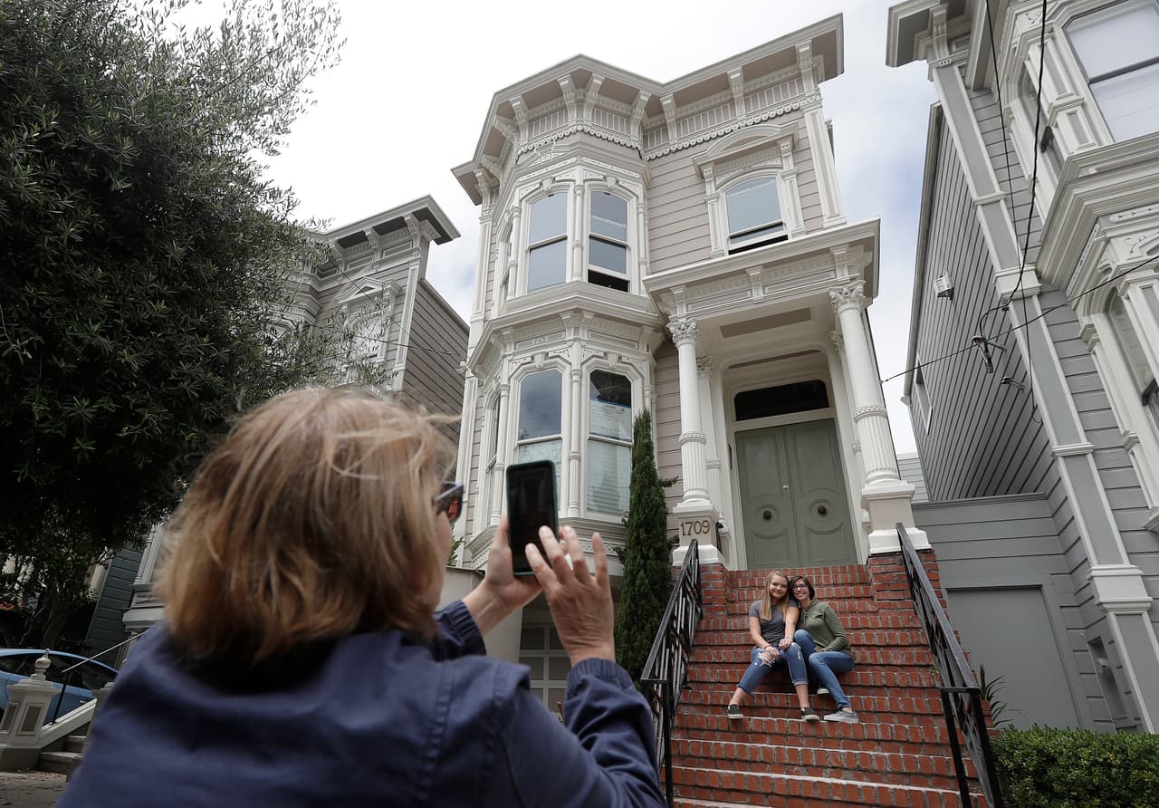 Desde el estreno de la serie en 1987, la casa se convirtió en uno de los puntos turísticos emblemáticos de San Francisco. Sin embargo, luego de que la compañía Netflix decidiera producir una secuela llamada 'Fuller House' que salió al aire en 2016, la vivienda estilo victoria volvió a cobrar el interés de los fanáticos de la serie.
<br>
<br>En San Francisco no es raro ver a turistas y locales tomándose fotos frente al inmueble ubicado en el 1709 de Broderick Street, justo en el moderno barrio de Pacific Heights.