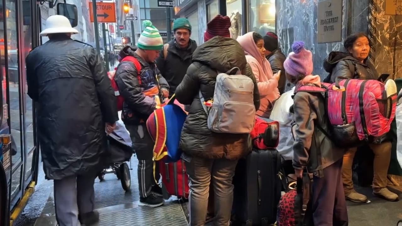 Casi 5,000 familias de inmigrantes son notificadas para abandonar refugios de Nueva York