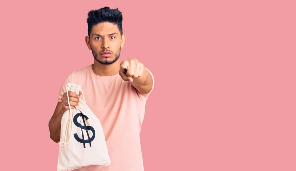 Aunque no se preocupan tanto por sus gastos, tal vez sea buena idea buscar una manera de ahorrarlo más, ya sea en una cuenta de inversión o ir haciendo su 'apartadito' para cuando tengan vacía la cartera.