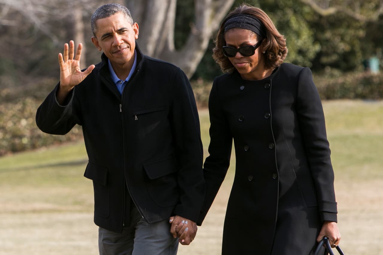 Solo en algunas ocasiones la primera dama sigue recurriendo a
<b> las bandas para mantener el pelo lejos de su rostro,</b> como en esta imagen de marzo de 2014.
<br>"Es difícil dar un discurso con el pelo en la cara",
<a href="http://www.dailymail.co.uk/news/article-3010747/Where-Michelle-s-hair-gone-Severe-new-leaves-Lady-looking-bald-harsh-studio-lights-appears-Jeopardy.html">había comentado</a> a la revista Parade unos meses antes. El estilista de la primera dama aseguró -una vez más- a
<a href="El estilista de la primera dama asegura a The Huffington Post que Michelle no tiene producto relajante en el pelo.">The Huffington Post</a> que Michelle
<b>no usa ningún tipo de producto relajante en el pelo</b>.