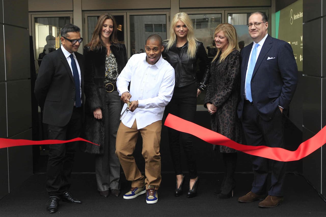 Víctor Cruz tiene una hija llamada Kennedy de su relación con Elaina Watley con quien se comprometió el día que bautizaron a su hija. En 2010 fundó una línea de ropa llamada Young Whales. Tiene como socio a su ex compañero Nate Collins. El propio Cruz y el liniero Osi Umenyiora fueron modelos en la presentación de la marca.