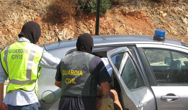 Narcos arrojan al mar a un inmigrante menor que no sabía nadar para tratar de huir de las autoridades