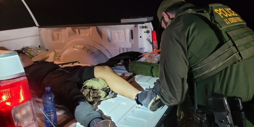 Un agente de la estación Douglas certificado como técnico de emergencias brindó ayuda a un ciudadano salvadoreño herido después de que se cayera del muro fronterizo. El hombre de 24 años fue trasladado en avión a un hospital de Tucson y finalmente se recuperó.