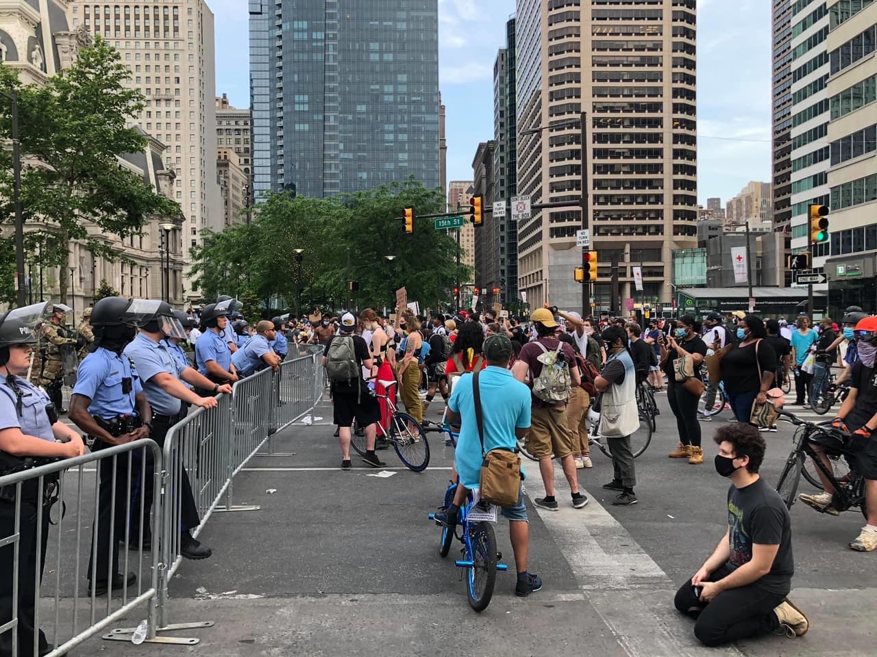 El 
<a href="https://www.phillypolice.com/crime-maps-stats/index.html" target="_blank">Departamento de la Policía de Filadelfia</a> estuvo en el ojo público durante el 2020. Desde un 
<a href="https://www.univision.com/local/philadelphia-wuvp/kenney-publica-su-agenda-para-la-reforma-policial-en-filadelfia-incluye-la-eliminacion-del-aumento-de-presupuesto-policial">extenso recorte al presupuesto</a>, hasta 
<a href="https://www.univision.com/local/philadelphia-wuvp/policia-de-filadelfia-estaba-mal-preparada-para-las-protestas-del-verano">señalamientos por el uso indebido de fuerza y reformas internas</a>; la uniformada tuvo uno de sus tiempos más álgidos. Las 
<a href="https://www.univision.com/local/philadelphia-wuvp/emiten-toque-de-queda-en-filadelfia-y-hacen-llamado-a-detener-los-saqueos">manifestaciones multitudinarias que mantuvieron a la ciudad bajo toque de queda</a>, la llegada de la 
<a href="https://www.univision.com/local/philadelphia-wuvp/guardia-nacional-llega-a-filadelfia-en-medio-de-una-noche-de-manifestaciones-tras-el-asesinato-de-walter-wallace">Guardia Nacional de Pensilvania </a>en más de una ocasión y la revelación de la grabación de cámaras corporales tras el 
<a href="https://www.univision.com/local/philadelphia-wuvp/publican-video-de-bodycam-y-revelan-los-nombres-de-los-oficiales-que-dispararon-contra-walter-wallace-jr-video">asesinato de Walter Wallace Jr.</a>, abonaron a que el 2020 fuera un año crítico para los oficiales de ley y orden. 
<br>