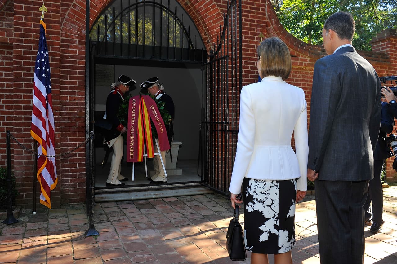 Rindiendo tributo al presidente George Washington.