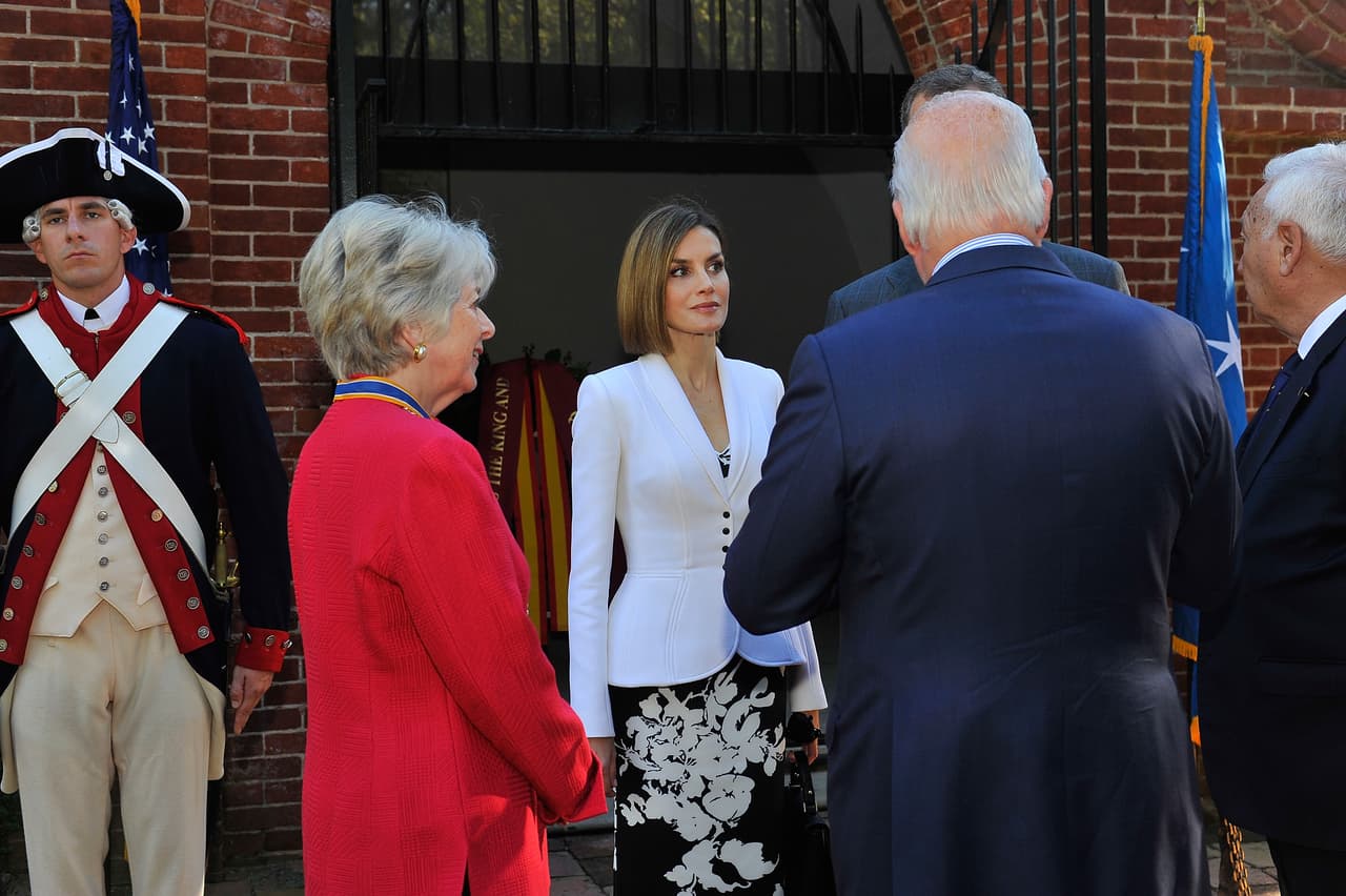 Letizia lució bellísima con un blazer blanco.