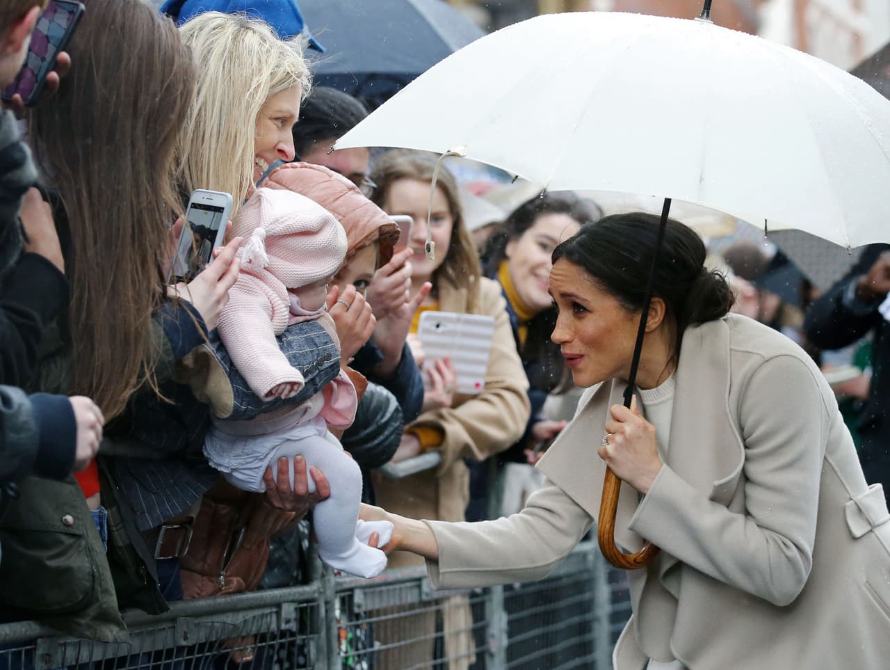 Una de las grandes reglas del protocolo real es que ningún miembro de esta familia puede ser tocado a menos de que ellos así lo deseen. Por lo que los fans de la futura royal tendrán que contenerse ante la emoción de verla en vivo, y conformarse con un ligero apretón de manos.