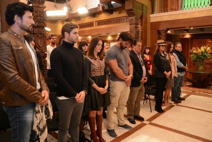 <i>En tierras salvajes</i> es una historia original de Ramón Campos y Gema R. Neira, la versión libre de Liliana Abud y la adaptación para tv de Katia Rodríguez y Victoria Orvañanos.