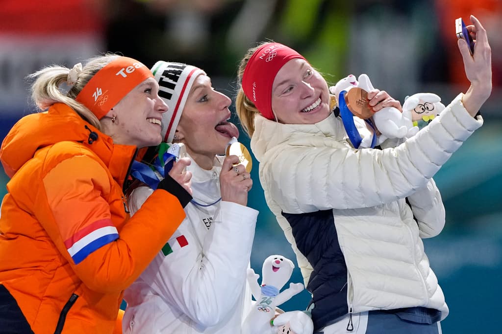 Francesca Lollobrigida, de Italia, en el centro y con la medalla de oro; Merel Conijn, de los Países Bajos, a la izquierda y con la medalla de plata; y Ragne Wiklund, de Noruega, a la derecha y con la medalla de bronce, celebran en el podio tras la carrera femenina de 5000 metros de patinaje de velocidad en los Juegos Olímpicos de Invierno de 2026, en Milán, Italia, el jueves 12 de febrero de 2026.