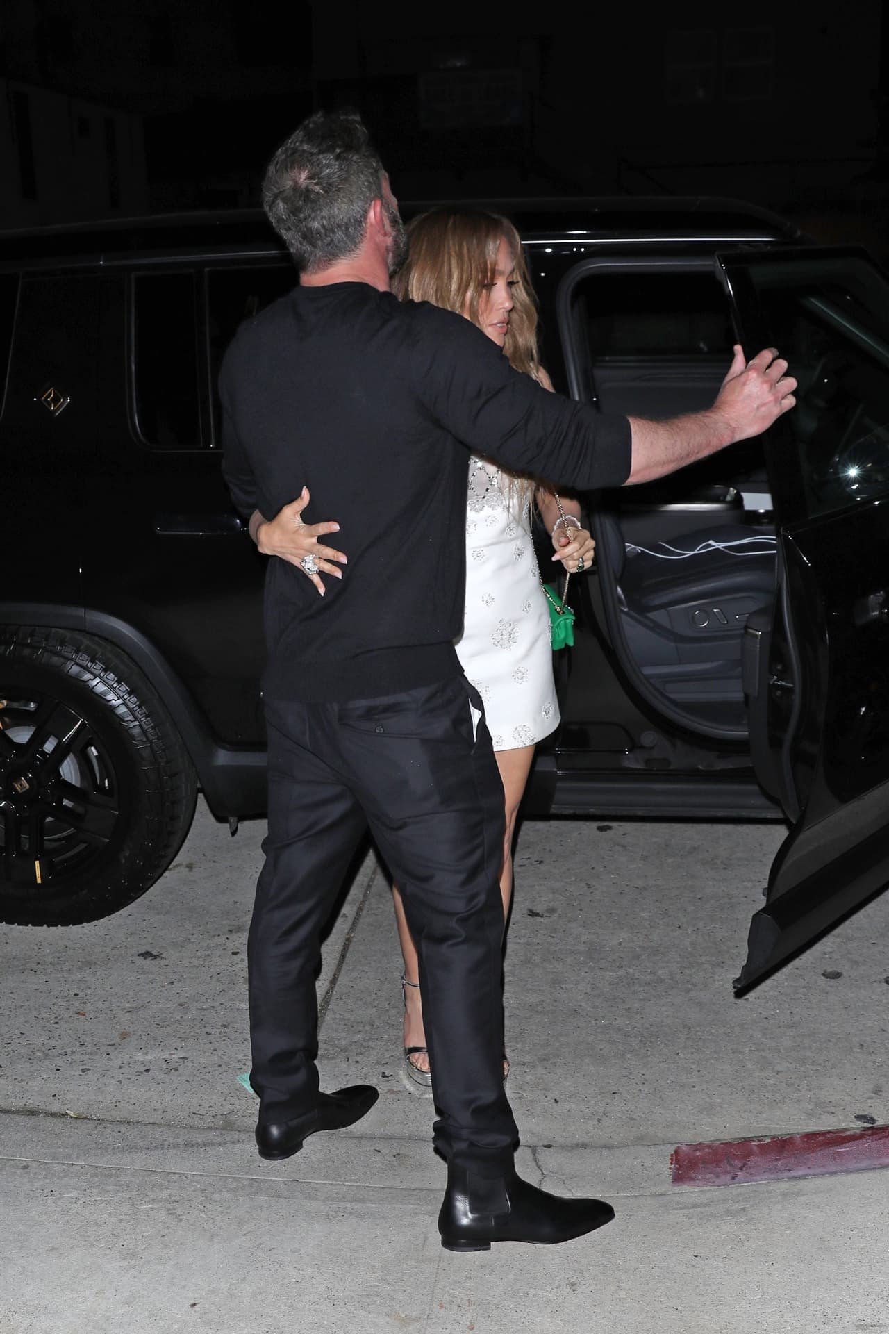 Mientras tanto, Ben Affleck optó por un 'total look' negro. Traía una camiseta negra informal con las mangas arremangadas, así como un par de pantalones ajustados a juego.
<br>