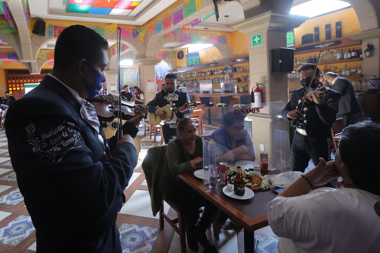 <h3 class="cms-H3-H3">Una realidad distinta</h3>
<br>
<br>La frustación y el hartazgo ha terminado por dominar al grueso de la población en el país, a pesar del incremento de casos y contagios en muchas partes de la república. 
<b>Con una crisis económica insostenible, los negocios han decidido abrir sus establecimientos -con un aforo limitado- utilizando protecciónes para mantener la distancia y con requerimientos como máscaras</b>. En cantinas legendarias del país, grupos de mariachis tocan canciones a los clientes que disfrutan de la noche en medio de lugar de los estrictos y meticulosos protocolos sanitarios.