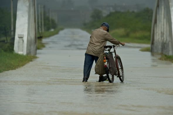 La tormenta tropical Paula se degradó este viernes a depresión en la costa noroccidental de Cuba en su ruta hacia el Atlántico, tras azotar a La Habana con fuertes lluvias y vientos que causaron daños materiales, informaron los meteorólogos.