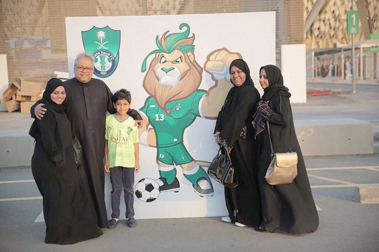 Mujeres sauditas llegan con sus familias al partido local de futbol en el estadio Al- Jawhara de Yeda, ciudad a orillas del mar rojo. La medida que permite la entrada a mujeres a los estadios es la primera reforma social de Arabia Saudita planeada para este año.
