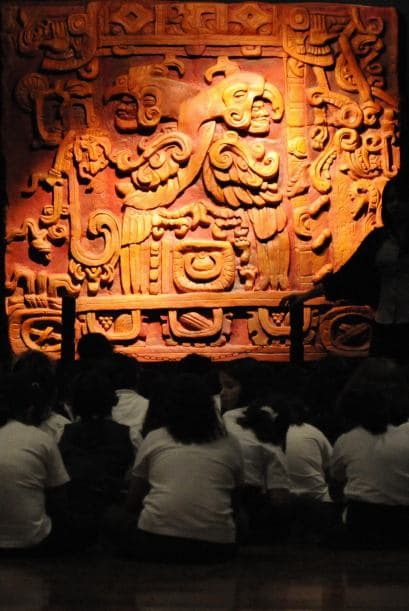 En este lugar montañoso, ubicado a 50 kilómetros de Villahermosa, capital de Tabasco, el colectivo "Guardianes del linaje Olmeca" hará cultos prehispánicos durante tres días a partir del viernes, a la espera del dios Bolom Yokte, "el señor de la luz" en maya, que según la predicción presidirá el nacimiento de la nueva era. Pero el turismo del fin del mundo no solo se da en México, sino en la zona centroamericana que comprendió la cultura maya e incluso en otras partes del mundo, como podremos ver en las siguientes imágenes.