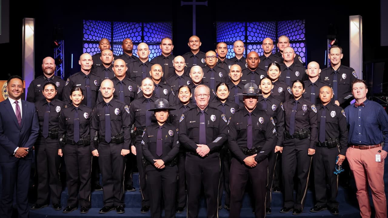 La Policía de Bakersfield celebra la graduación de 28 nuevos oficiales